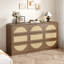 Commode 9 tiroirs en rotin de style bohème Mid-Century avec textures naturelles tissées et boutons dorés