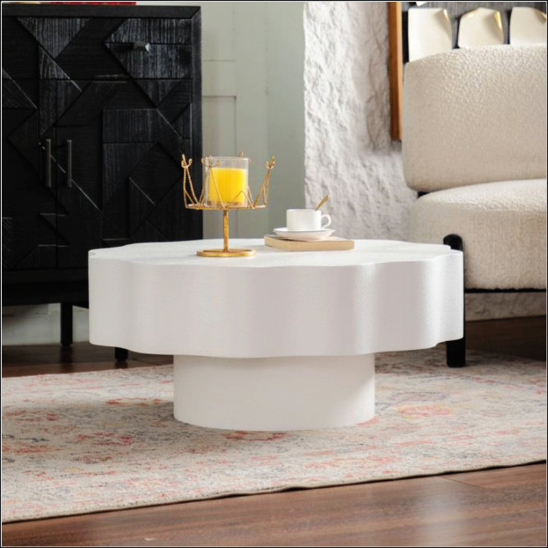 Table basse festonnée blanche: forme unique à bord ondulé, pièce centrale élégante pour les espaces élégants., Blanc, crème