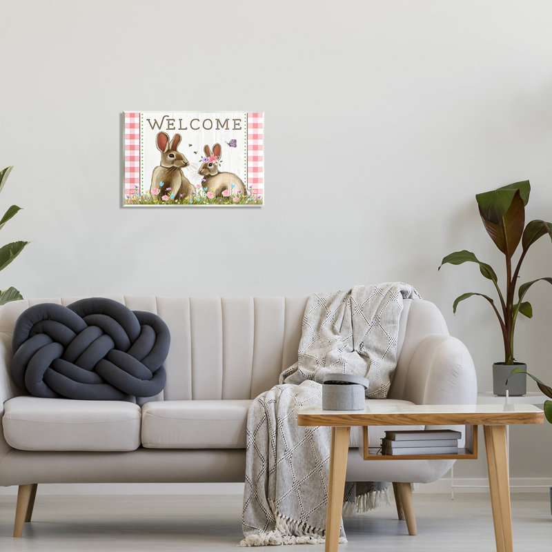 «Welcome Plaid Spring Garden Rabbits Floater» par Elizabeth Tyndall, H 13 po x l 19 po x P 0,5 po, Bois