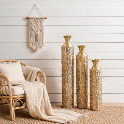 Ensemble de 3 vases de plancher en métal doré doux avec motifs de vignes gravées pour la décoration du salon