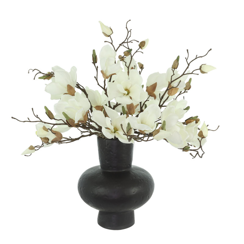 Magnolias disposés dans un pot en céramique