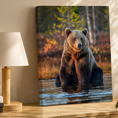 Toile, «Un majestueux ours brun assis sereinement dans une eau peu profonde, art mural épais en fourrure foncée scintillante avec des gouttelettes qui attrapent la douce toile»