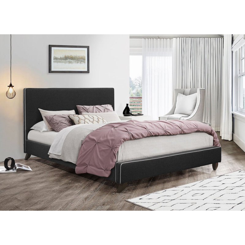 Lit en tissu gris anthracite Blech avec passepoil blanc, pieds en bois. Grand 60 po, Très grand