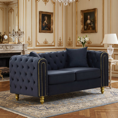 Canapé Chesterfield en velours avec accoudoirs roulés et accents dorés