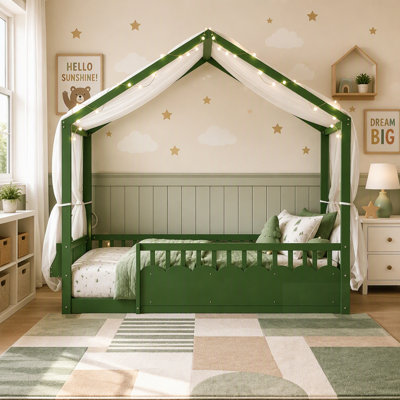 Lit Montessori au sol pour enfants, cadre de lit cabane en bois avec barrières de sécurité et porte, guirlande lumineuse intégrée et étagère, lit bas, sommier non nécessaire