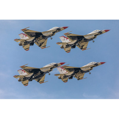 Thunderbirds, Jet Airplanes Flying Formation Four On Blue Sky, F-16 Fighting Falcon, train d'atterrissage, Closer