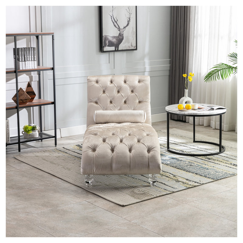 Chaise longue capitonnée en velours beige avec pieds en acrylique
