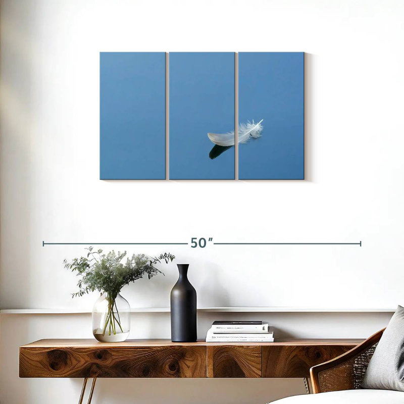 Plume blanche sur fond bleu Kerner, H 20 po x l 33 po