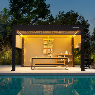 Pergola d'extérieur à persiennes motorisée Flexpatio Power + Pro avec abat-jours roulants motorisés sur 4 côtés