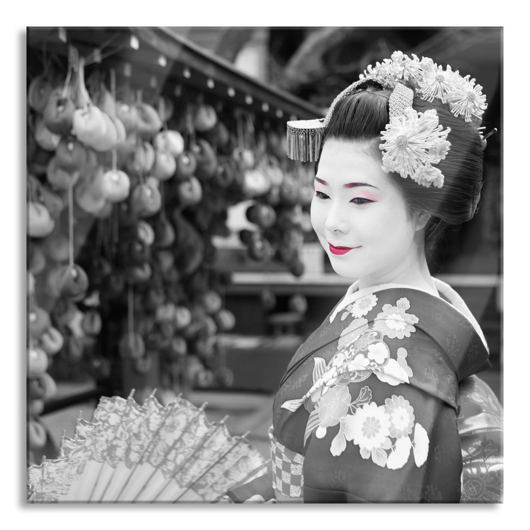 Glasbild Schöne Geisha mit Fächer