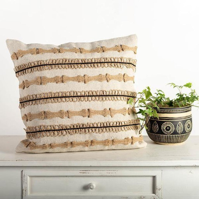 Coussin 20 po x 20 po avec détails en jute