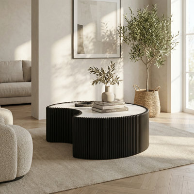 Table basse moderne en cuir de forme irrégulière avec plateau en pierre frittée pour le salon
