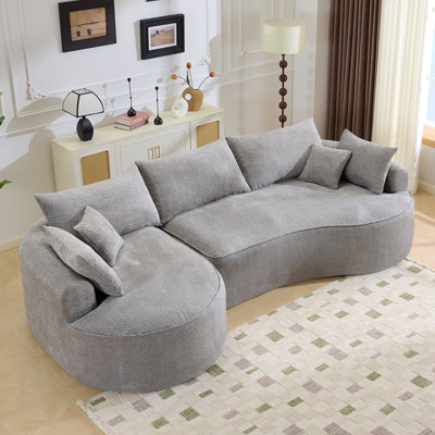 Ce canapé de 124,5 pouces est fabriqué en tissu chenille gris sans os et comprend 3 coussins de dossier et 4 coussins décoratifs. L'éponge à haute résilience offre une expérience confortable. Aucun assemblage