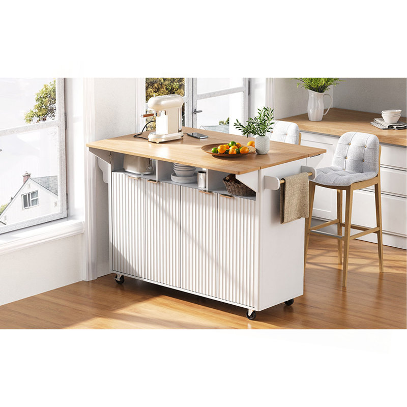 Îlot de cuisine cannelé de 55,5 po avec 2 abattants, chariot de rangement de cuisine avec prise de courant, 4 portes, support à épices, table d'îlot roulant avec plateau en grain de bois, bord courbé pour la cuisine, la salle à manger