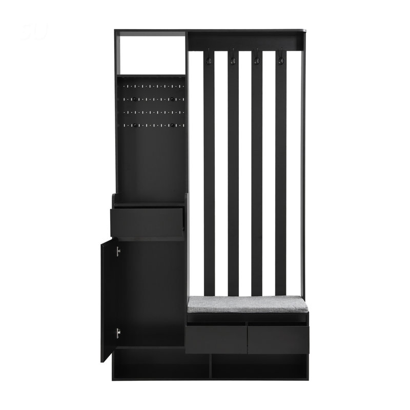Portemanteau contemporain avec banc de rangement, panneau perforé et portemanteau pour vestibules organisés