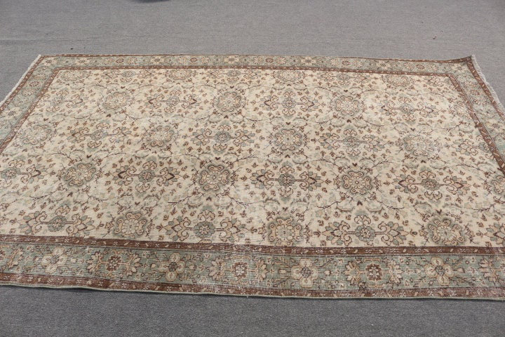 Tapis turc rétro fait à la main de conception traditionnelle, idéal pour le salon avec un motif floral sur fond beige