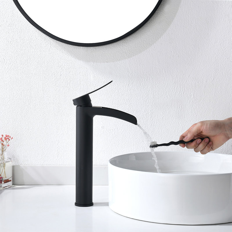 Single-Hole Single-handle Bathroom Faucet with Drain Assembly, Oil Rubbed Bronze