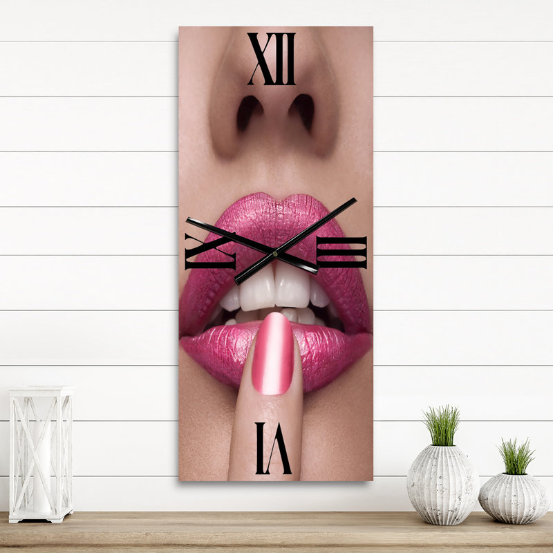 Horloge murale femme avec un doigt sur la bouche, Grand