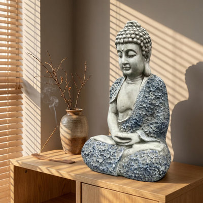 Statue de Bouddha en résine blanche de 16 po, sculpture de jardin zen méditant avec des accents floraux bleus, décor de méditation intérieur et extérieur pour la maison, le studio de yoga et le patio