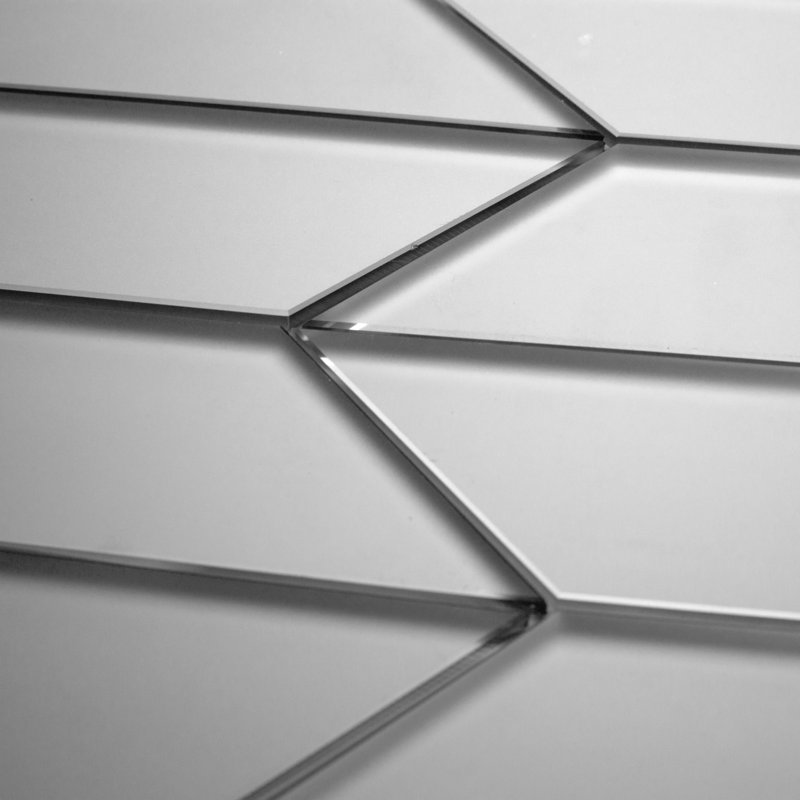 Carrelage mural décoratif pour salle de bain et de cuisine à chevrons droits en verre givré 3 po x 11,75 po Frosted Reflections