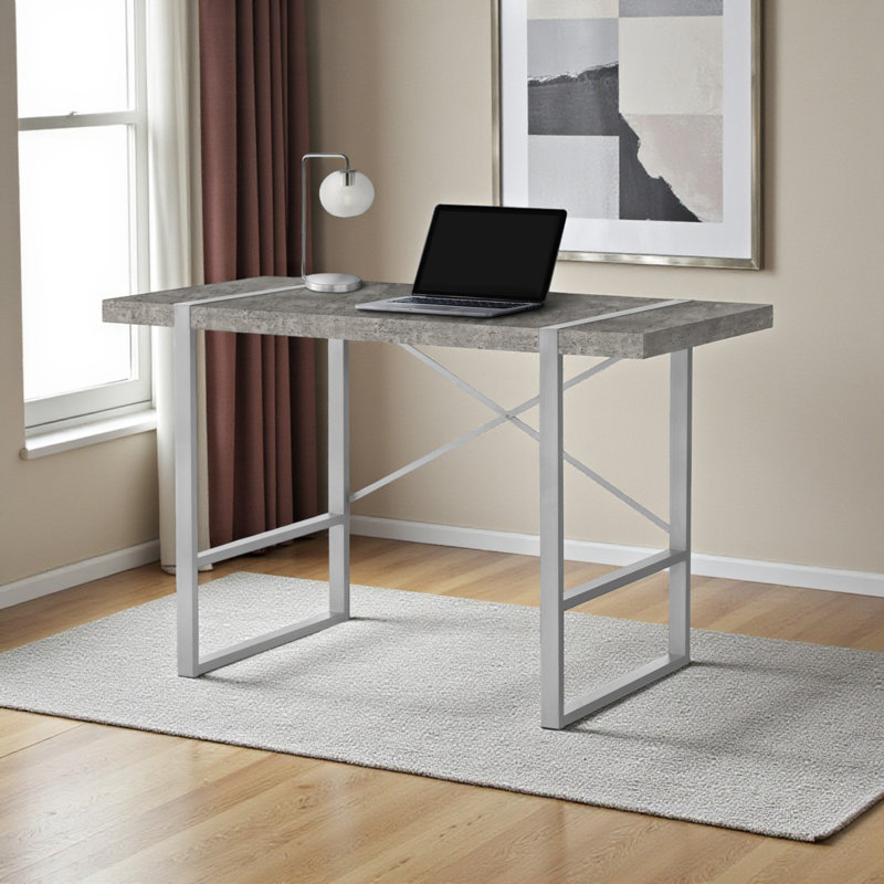 Bureau d'ordinateur à finition grise avec pieds en métal argenté H 29,79 po x l 48,82 po x P 23,54 po Curtice