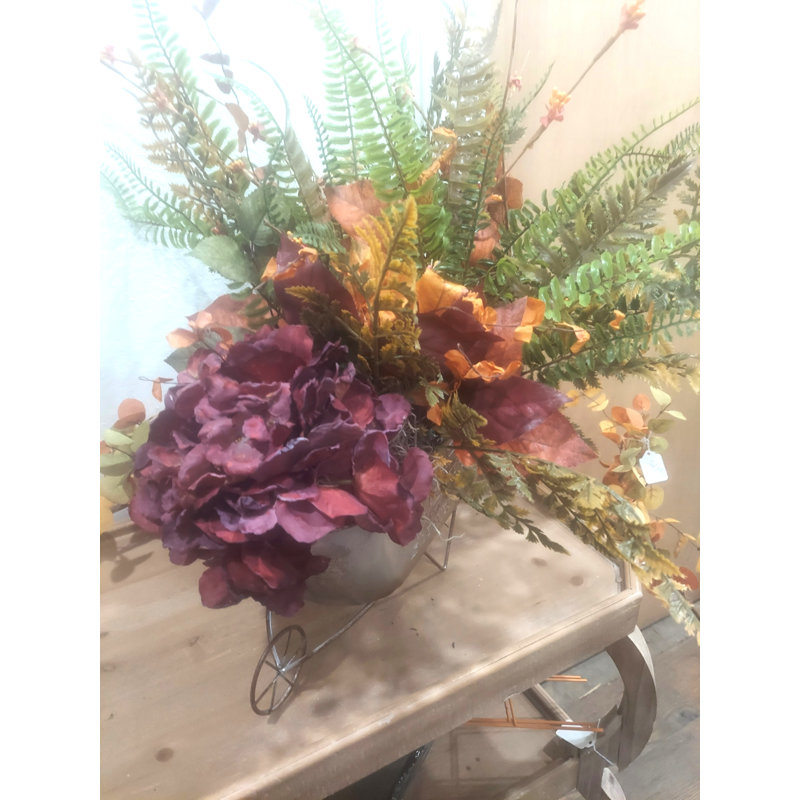 Centre de table floral brouette et hortensia