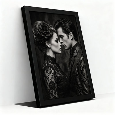 Portrait noir et blanc d'un homme et d'une femme avec une toile d'Halloween