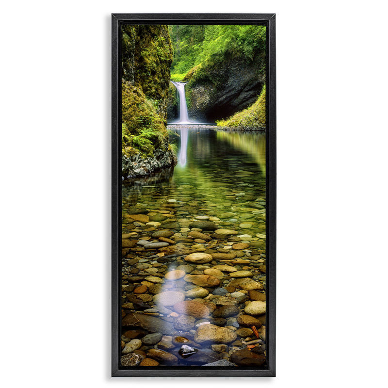 «Clear Stream Waterfall», photographie encadrée sur toile flottante noire par Dennis Frates, H 25 po x l 11 po