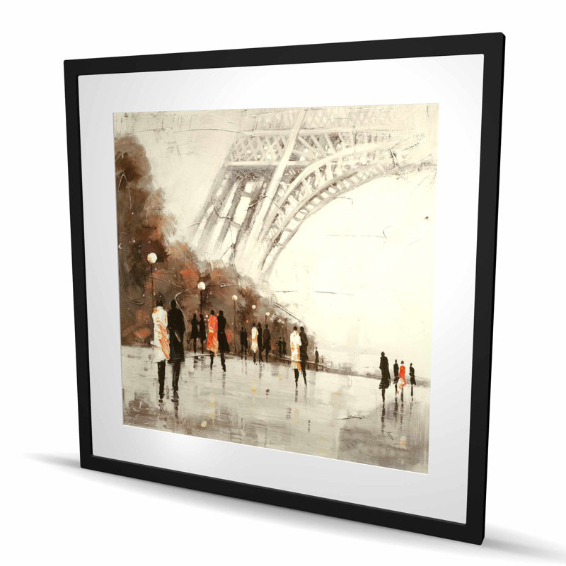 Les gens qui marchent près de la Tour Eiffel - femme brune, Noir, Brun; Beige