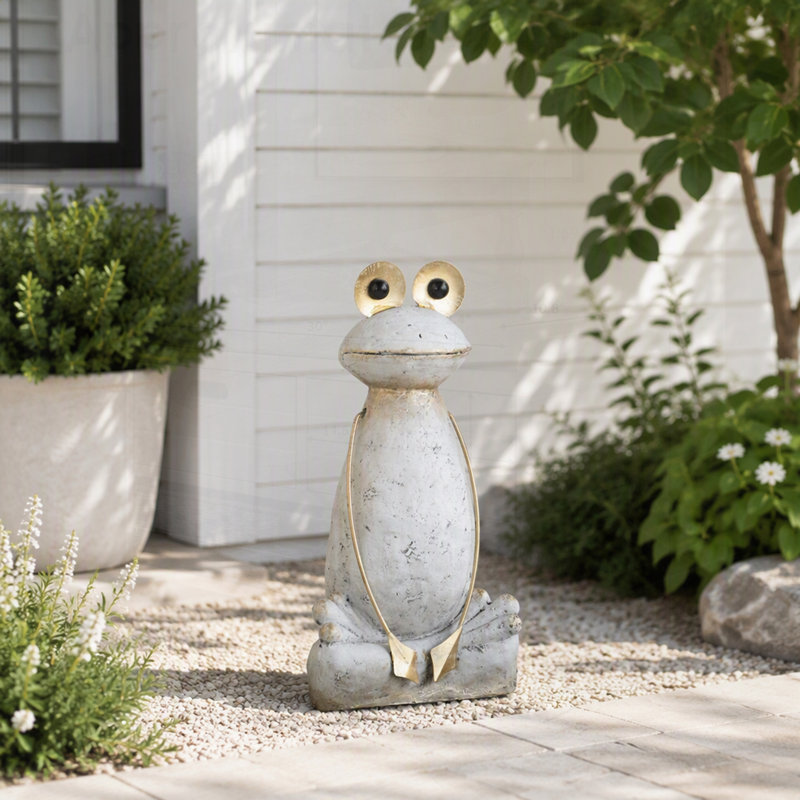 Figurine abstraite grenouille blanche en magnésium avec bras et yeux dorés, parfaite pour un décor moderne et rustique