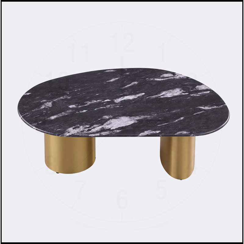 Élégante table basse ovale avec plateau en pierre frittée et pieds dorés, parfaite pour les salons modernes avec des coins doux.