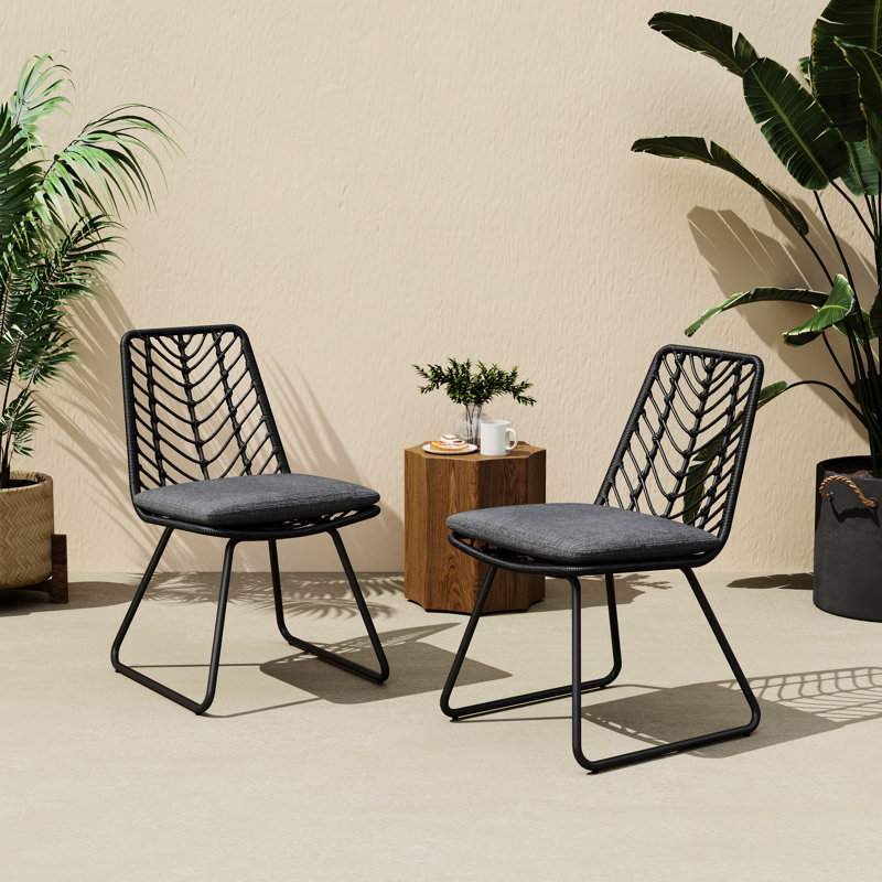 Chaise avec 2 coussins gris pour le divertissement extérieur - transitionnel, assemblage de jardin et utilisation de style transitionnel, eau, requis