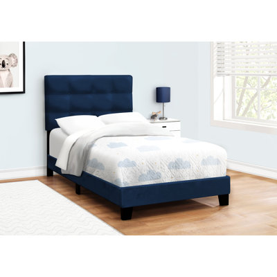 Structure de lit plateforme simple recouverte de velours bleu, transitionnelle pour les chambres de jeunes