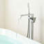 Robinet de baignoire autoportant à fixation au sol avec douche à main-128509632