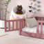 Lit plateforme au sol avec garde-corps et porte-812468295-811018462