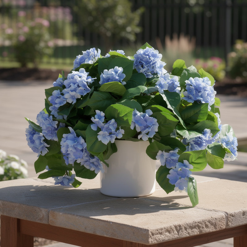 Hortensias UV d'extérieur disposés dans un pot en fibre de pierre, Bleu