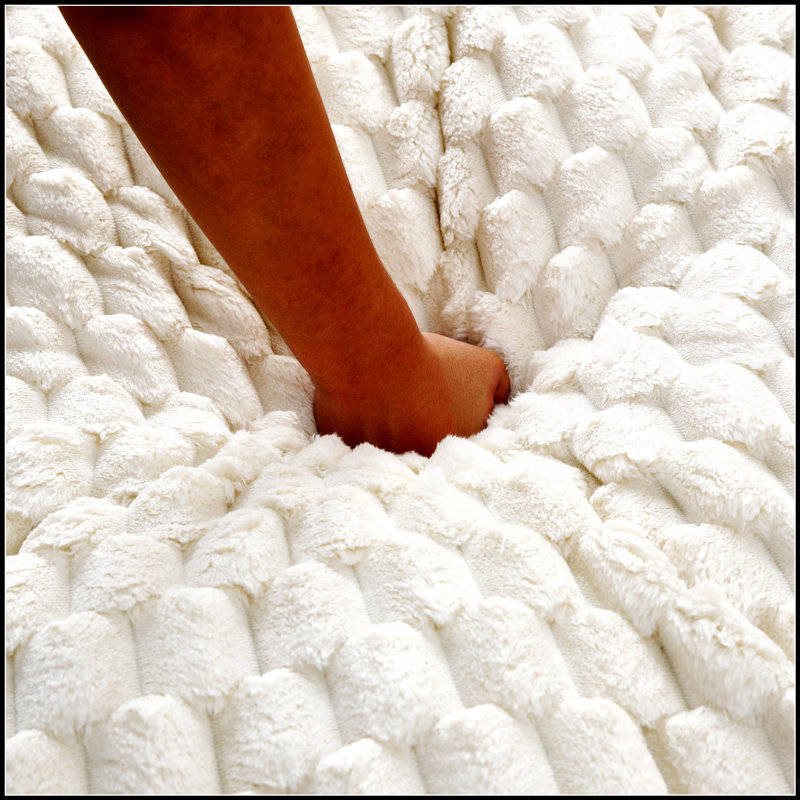 Canapé polyvalent de 130 cm d'épaisseur, confortable et doté de coussins et d'un dossier, idéal pour se détendre dans le salon ou la chambre.