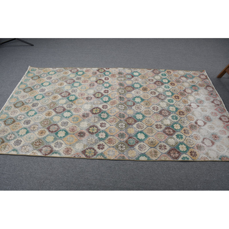 Tapis tribal en laine beige d'inspiration Anatolienne, idéal pour les espaces de cuisine et de salle à manger d'influence turque rétro