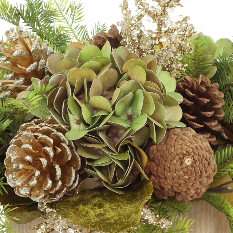 Centre de table des Fêtes avec Sedum, conifère et pommes de pin