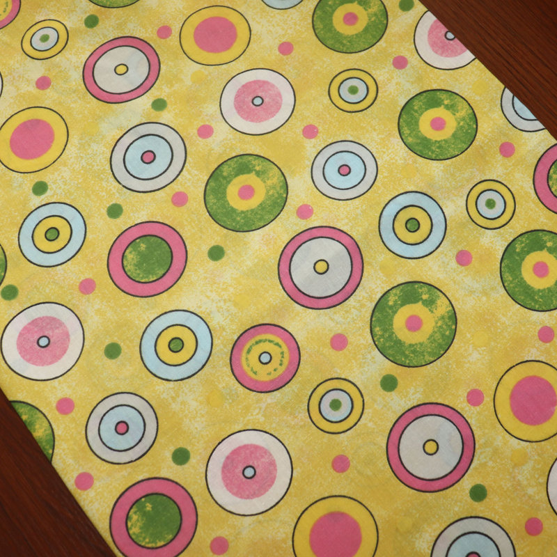 Chemin de table imprimé cercles et pois, L 12 po x L 120 po, Jaune