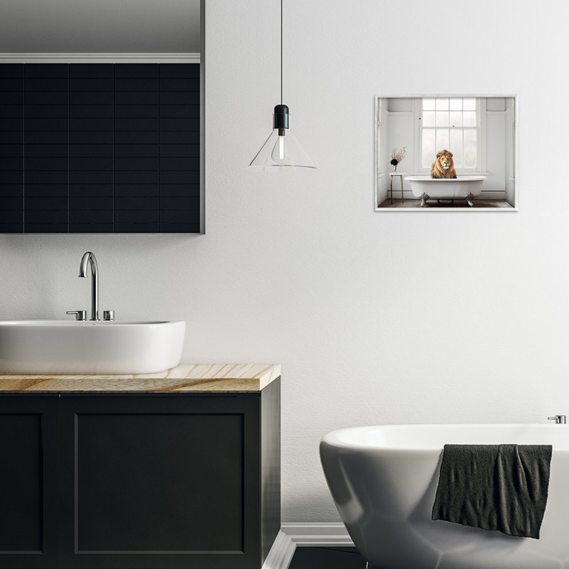 Estampe numérique Minimalist Lion Bathtime, design par Sasha, H 11 po x l 14 po, Estampe numérique encadrée blanc bord de mer