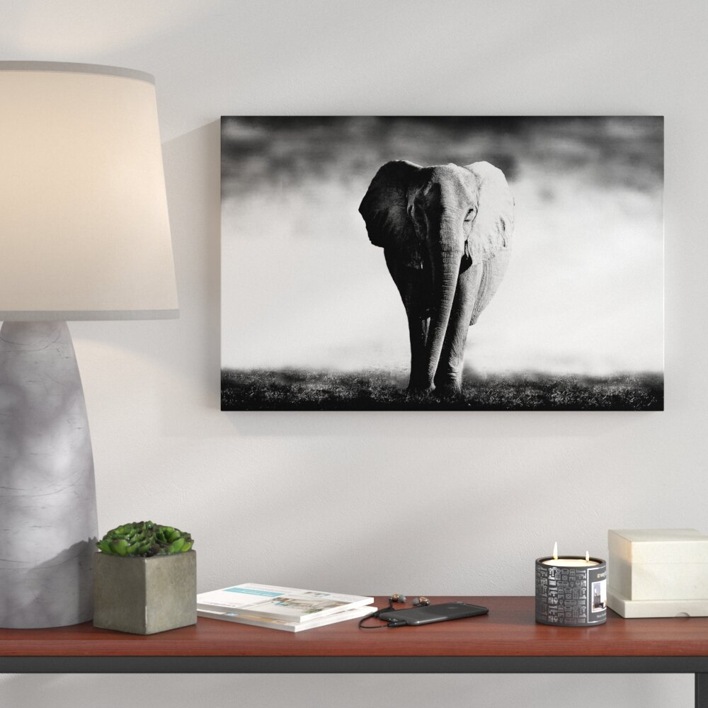 Leinwandbild „Elefant im Alleingang", Fotodruck