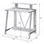 Bureau d'écriture avec finition blanc antique et noir, base en métal robuste et compartiments de rangement intelligents pour le bureau à domicile.-870361198