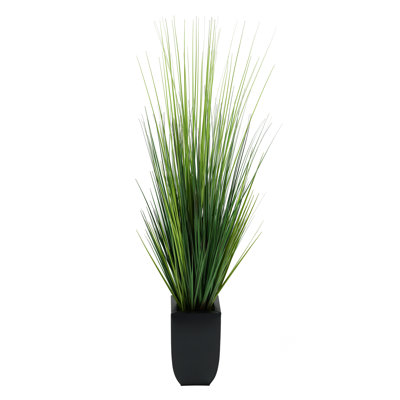 Herbe de feuillage artificiel dans un pot de fleurs
