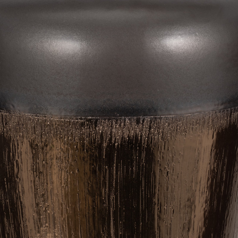 Vase décoratif moderne en grès avec motif texturé.