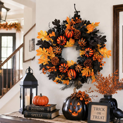 Couronne artificielle d'automne de 50 cm (19,69 pouces) pour l'Halloween, composée de feuillage d'automne, de mini-citrouilles rayées, de pommes de pin et de baies mélangées, idéale pour décorer votre porte d'entrée sur le thème des récoltes et des fêtes d'Halloween.