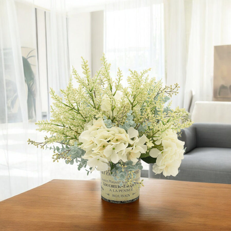 Centres de table mixtes en hortensia, bruyère et eucalyptus dans un vase en verre