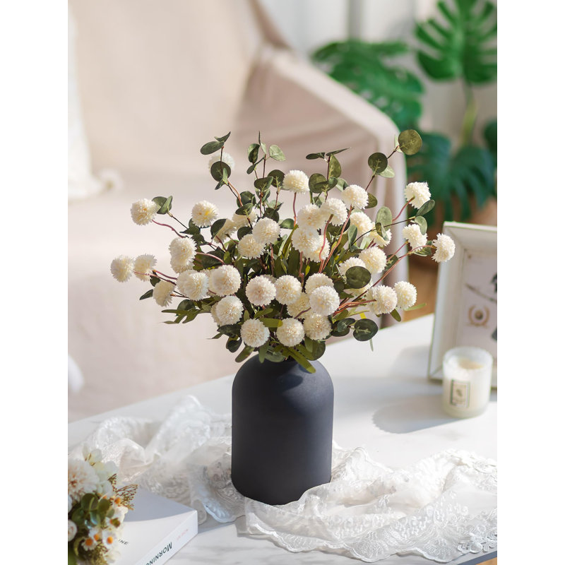Faux fleurs dans un vase pour les centres de table: vase en métal avec 12 tiges de fleurs de kiku artificielles eucalyptus - décoration de table blanche