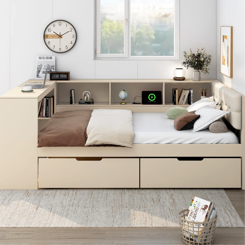 Lit double en bois avec tête de lit tapissier de couleur crème, tablettes de rangement et plateforme de chargement