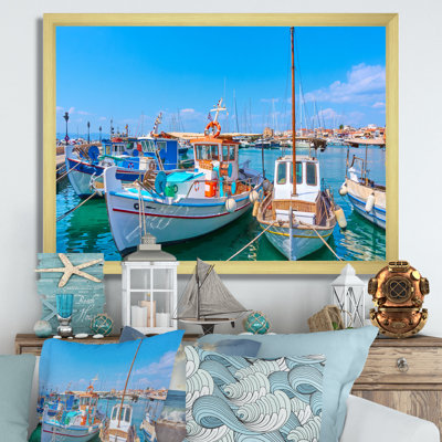 Bateaux de pêche au port en Grèce - impression d'art mural paysage côtier